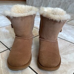 UGG Bailey Buttons Kids Size 4